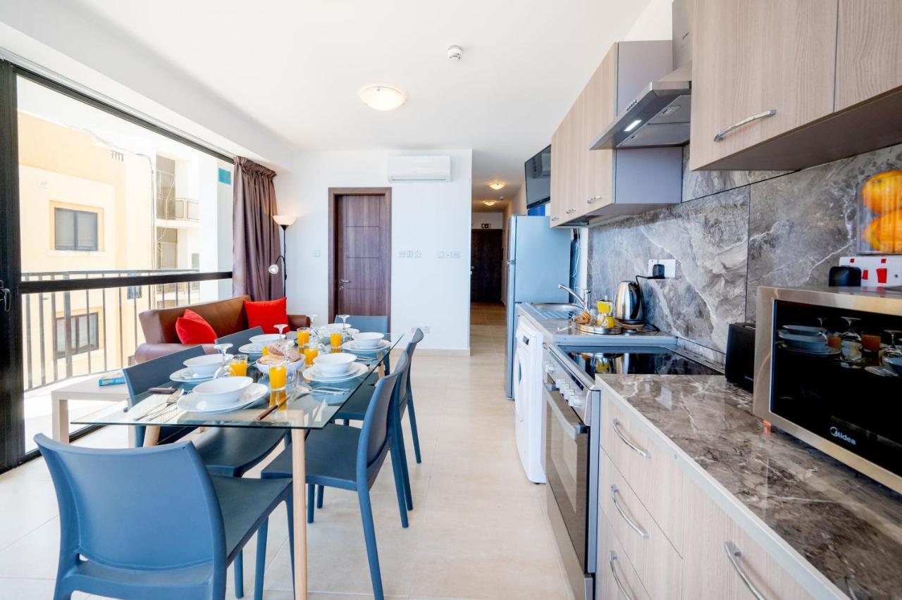 Islet Promenade Seafront Apartment With Large Corner Terrace By Getawaysmalta St. Paul's Bay Buitenkant foto