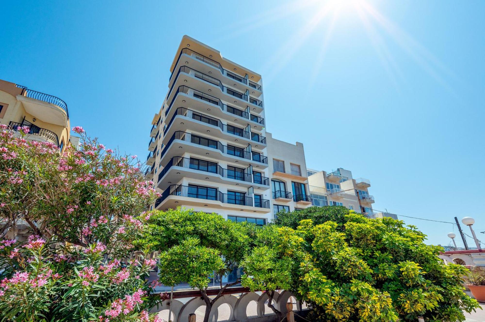 Islet Promenade Seafront Apartment With Large Corner Terrace By Getawaysmalta St. Paul's Bay Buitenkant foto